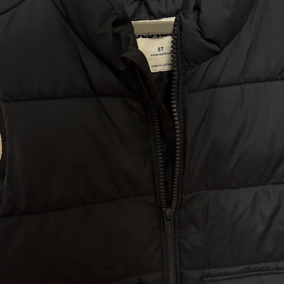 Old Navy Boy’s puffer vest - Picture 4 of 6
